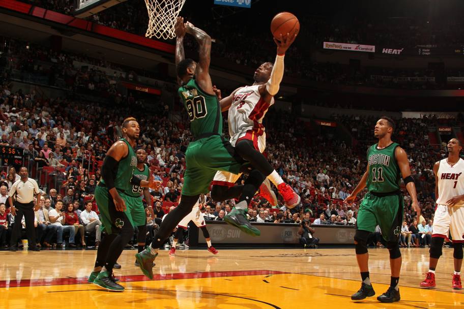 Scontro fra Dwyane Wade di Miami, al tiro, e Amir Johnson dei Boston Celtics (Getty Images)